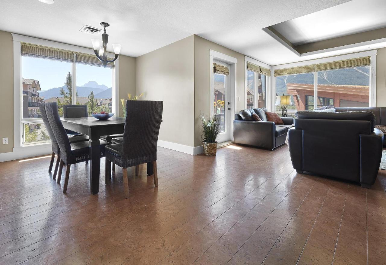 Sunset Ridge - Luxurious Corner Condo - Spectacular Mt Views With Open Pool! Canmore Exterior foto